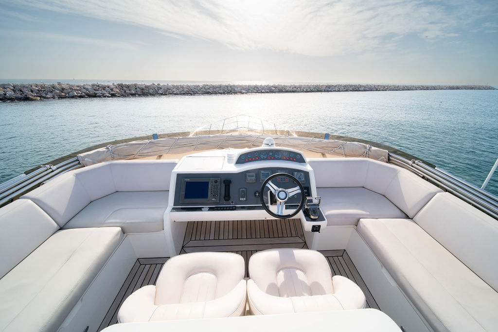 10-COCKPIT-FLYBRIDGE